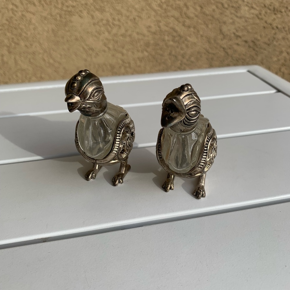 Vintage Salt and pepper shakers tarnished metal and glass chicks 🐥